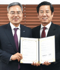 서울디지털재단과 은행권청년창업재단은 디지털 스타트업 지원을 위한 유기적인 협력관계 구축 및 공동 사업 수행을 위한 업무 협약을 체결했다고 27일 밝혔다. 이치형 디지털재단 이사장(오른쪽)과 하영구 은행권청년창업재단 이사장이 기념촬영을 하고 있다.    서울디지털재단 제공